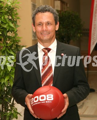 Fussball. Euro 2008. ?sterreich am Ball. Heribert Weber. Klagenfurt, am 17.4.2007.
Foto: Kuess
---
pressefotos, pressefotografie, kuess, qs, qspictures, sport, bild, bilder, bilddatenbank