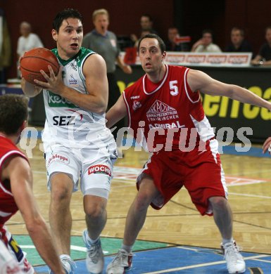 Basketball. Kelag W?rthersee Piraten gegen Lions Traiskirchen. Andreas Kuttnig (Piraten), David Geisler (Traiskirchen). Klagenfurt, 14.4.2007.
Foto. Kuess
---
pressefotos, pressefotografie, kuess, qs, qspictures, sport, bild, bilder, bilddatenbank