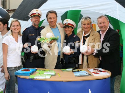 Pr?sentation der Fu?ball-Roadshow ? Enth?llung des begehbaren Fussballs. Fritz Strobl, Claudia Haider, Gerhard D?rfler. Klagenfurt, am 25.4.2007.
Foto: Kuess
---
pressefotos, pressefotografie, kuess, qs, qspictures, sport, bild, bilder, bilddatenbank