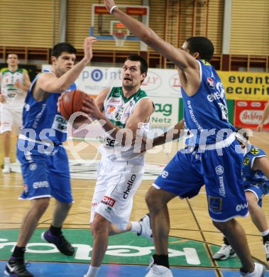 Basketball Bundesliga. W?rthersee Piraten gegen Gmunden. Stjepan Gavran (Piraten),Bojan Barjaktarevic, Nerijus Lisauskas (Gmunden). KLagenfurt, am 7.4.2007.
Foto: Kuess
---
pressefotos, pressefotografie, kuess, qs, qspictures, sport, bild, bilder, bilddatenbank