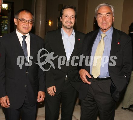 Fussball. Euro 2008. ?sterreich am Ball.  Felix Magath, Sportlandesrat Wolfgang Schantl, Beppo Mauchart. Klagenfurt, am 17.4.2007.
Foto: Kuess
---
pressefotos, pressefotografie, kuess, qs, qspictures, sport, bild, bilder, bilddatenbank