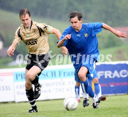 Fu?ball K?rntner Liga. Griffen gegen VSV. Emanuel Verhounik (Griffen), Rudolf Sandriesser (VSV). Griffen, am 5.5.2007.
Foto: Kuess
---
pressefotos, pressefotografie, kuess, qs, qspictures, sport, bild, bilder, bilddatenbank