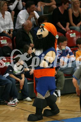 Basketball Bundesliga. W?rthersee Piraten gegen Panthers F?rstenfeld. Piraten Maskottchen K?ptn Kuri. Klagenfurt, am 22.4.2007.
Foto: Kuess
---
pressefotos, pressefotografie, kuess, qs, qspictures, sport, bild, bilder, bilddatenbank