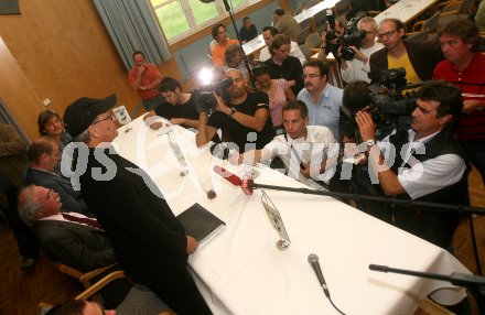 Fussball Bundesliga. FC Superfund Pasching Generalversammlung. Franz Grad gibt eine Stellungnahme zum Abstimmungsergebnis. Pasching, am 10.5.2007.
Foto: Kuess
---
pressefotos, pressefotografie, kuess, qs, qspictures, sport, bild, bilder, bilddatenbank