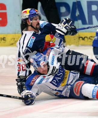 Eishockey Bundesliga. VSV gegen Red Bull Salzburg. Roland Kaspitz (VSV),  Frank Banham (Salzburg) . Villach, am 3.4.2007.
Foto: Kuess
---
pressefotos, pressefotografie, kuess, qs, qspictures, sport, bild, bilder, bilddatenbank