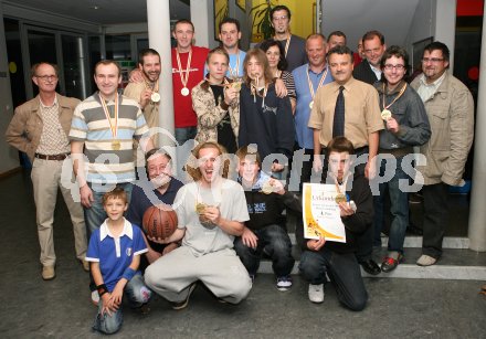 Basketball K?rntner Liga. Feldkirchen gegen W?rthersee Piraten. Meister Feldkirchen mit Medaillen. Jubel Feldkirchen. Feldkirchen, am 16.5.2007.
Foto: Kuess
---
pressefotos, pressefotografie, kuess, qs, qspictures, sport, bild, bilder, bilddatenbank