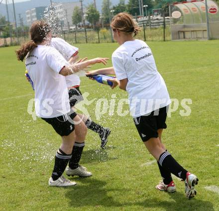 Fussball. Frauen. Kaerntner Kleinfeldmeisterschaft. SAK gegen Landskron. Jubel über den Meistertitel - Landskron. Klagenfurt, am 10.6.2007.
Foto: Kuess
---
pressefotos, pressefotografie, kuess, qs, qspictures, sport, bild, bilder, bilddatenbank