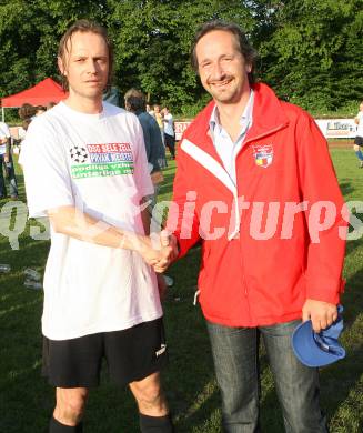 Fussball Unterliga Ost. KAC gegen DSG Sele/Zell. Sportlandesrat Wolfgang Schantl gratuliert Spielertrainer Samo Vidovic zum Meistertitel. Klagenfurt, am 10.6.2007.
Foto: Kuess

---
pressefotos, pressefotografie, kuess, qs, qspictures, sport, bild, bilder, bilddatenbank