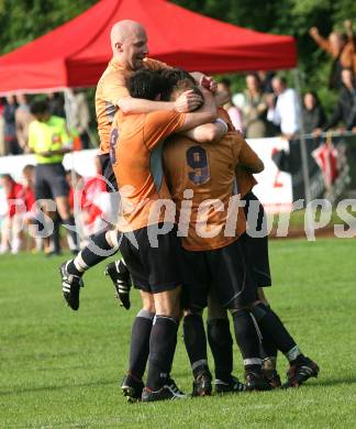 Fussball Unterliga Ost. KAC gegen DSG Sele/Zell. 1:0 für Zell durch Peter Oraze (Zell), Torjubel. Klagenfurt, am 10.6.2007.
Foto: Kuess
---
pressefotos, pressefotografie, kuess, qs, qspictures, sport, bild, bilder, bilddatenbank