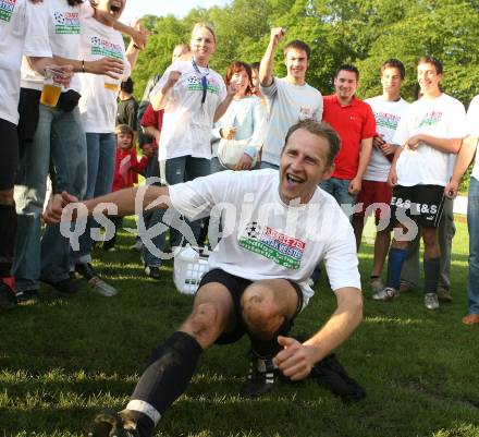 Fussball Unterliga Ost. KAC gegen DSG Sele/Zell.  Meisterjubel Zell. Kasatschok von Alois Sadjak. Klagenfurt, am 10.6.2007.
Foto: Kuess
---
pressefotos, pressefotografie, kuess, qs, qspictures, sport, bild, bilder, bilddatenbank