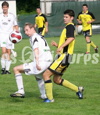 Fussball Unterliga Ost. Sittersdorf gegen Ludmannsdorf. Damir Kajtazovic (Sittersdorf), Christian Glantschnig (Ludmannsdorf). Sittersdorf, am 9.6.2007.
Foto: Kuess
---
pressefotos, pressefotografie, kuess, qs, qspictures, sport, bild, bilder, bilddatenbank