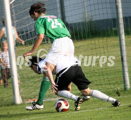 Fussball. Kaerntner Liga. Bleiburg gegen St. Stefan/Lav. Rok Pavlicic (Bleiburg), Igor Plisic (St.Stefan). Bleiburg, am 9.6.2007.
Foto: Kuess 
---
pressefotos, pressefotografie, kuess, qs, qspictures, sport, bild, bilder, bilddatenbank