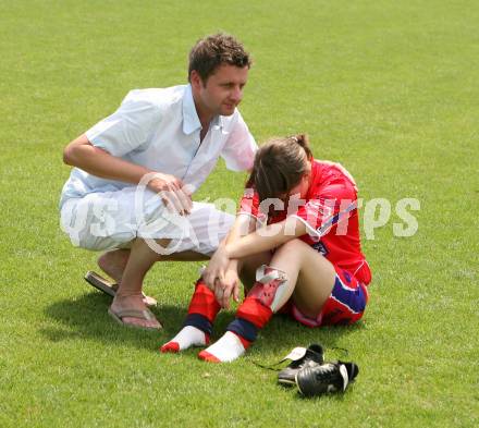 Fussball. Frauen. Kaerntner Kleinfeldmeisterschaft. SAK gegen Landskron. Enttäuschung  beim SAK. Klagenfurt, am 10.6.2007.
Foto: Kuess
---
pressefotos, pressefotografie, kuess, qs, qspictures, sport, bild, bilder, bilddatenbank