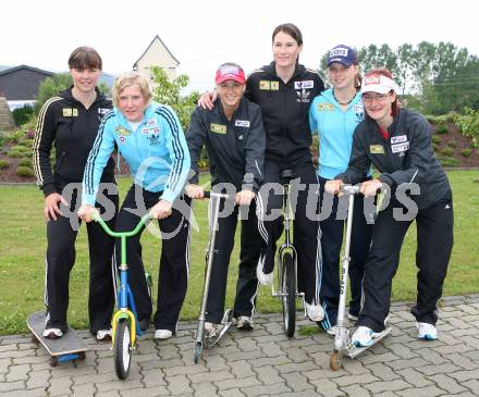 OESV Schidamen. Trainingslager am Klopeinersee. SKI ALPIN - FIS Weltcup, OESV, Technik-Gruppe, Riesentorlauf, Riesenslalom, Slalom, Torlauf, Damen, Fototermin. Bild zeigt Christine Sponring, Andrea Fischbacher, Michaela Kirchgasser, Daniela Zeiser, Anna Fenninger und Kathrin Zettel (AUT). St. Primus, am 12.6.2007.
Foto: Kuess
---
pressefotos, pressefotografie, kuess, qs, qspictures, sport, bild, bilder, bilddatenbank