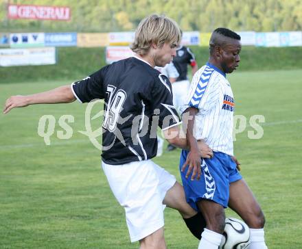 Fussball. Feldkirchen gegen SK Austria Kaernten.  Manuel Weber (Austria), Maxwell Siaw (Feldkirchen). Feldkirchen, am 19.6.2007.
Foto: Kuess
---
pressefotos, pressefotografie, kuess, qs, qspictures, sport, bild, bilder, bilddatenbank