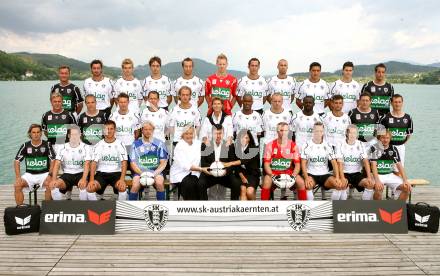 SK Austria Kaernten. Mannschaftsfoto. 1. Reihe sitzend v.l.: Konditionstrainer Christian Kotomisky, Marcel Ketelaer, Sandro Zakany, Andreas Schranz, Vizepraesidentin Claudia Haider, Praesident Mario Canori, Cornelia Schlegl, Heinz Lienhart, Peter Kabat, Thomas Riedl, Masseur Christian Szivatz. 2. Reihe v.l.: Trainer Walter Schachner, Co-Trainer Klaus Schmidt, Gernot Plassnegger, Gerald Krajic, Lukas Moessner, Alexandra Slama, Chiquinho, Adam Ledwon, Thierry Tazemeta, Alexander Hauser, Masseur Bernd Sterniczky, Zeugwart Peter Kostolansky, 3. Reihe v.l.: Tormanntrainer Wolfgang Thun-Hohenstein, Roland Kollmann, Manuel Weber, Wolfgang Bubenik, Manuel Ortlechner, Lukas Koenigshofer, Christian Prawda, Patrick Wolf, Carlos Chaile, Stefan Buergler, Assistent Andreas Fradler. Klagenfurt, 26.6.2007
Foto: Kuess
---
pressefotos, pressefotografie, kuess, qs, qspictures, sport, bild, bilder, bilddatenbank