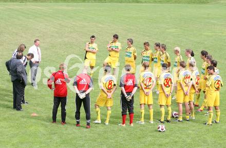 Fussball. Red Zac Liga. FC Kaernten. Fototermin Poggersdorf.  Besprechung mit der Mannschaft. Klagenfurt, am 26.6.2007.
Foto: Kuess
---
pressefotos, pressefotografie, kuess, qs, qspictures, sport, bild, bilder, bilddatenbank