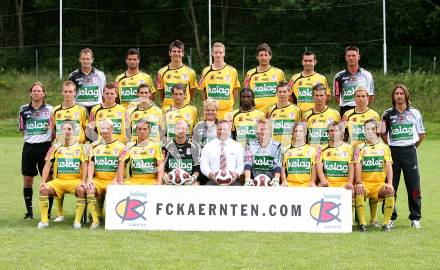 FUSSBALL - Red Zac Erste Liga, FC Kaernten, Fototermin, Mannschaftsfoto. Hinten von links: Co-Trainer Werner Buergler, Robert Schellander, Mihret Topzagic, Daniel Oberlaender, Mattias Sereinig, Nenad Bjelica und Tormanntrainer Alexander Philipp. mitte von links: Trainer Richard Huber, Daniel Micic, Michael Ogris, Manuel Wallner, Christian Dlopst, Masseurin Manuela Olschegger, Christian Mpaka, Guido Burgstaller, Salih Alic, Peter Pucher und Zeugwart Manfred Habernig. vorne von links: Helmut Koenig, Raphael Groinig, Rene Seebacher, Markus Probst, Praesident Josef Steindorfer, Christian Dobnig, Thomas Riedl, Mario Steiner und Florian Goergei. Poggersdorf, am 26.6.2007.
Foto: Kuess 
---
pressefotos, pressefotografie, kuess, qs, qspictures, sport, bild, bilder, bilddatenbank