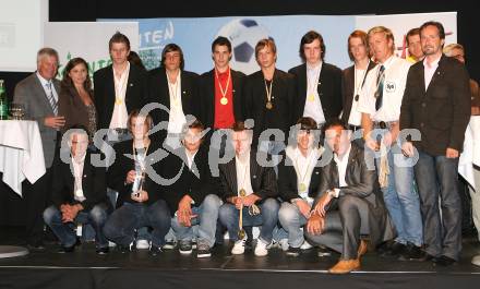 Kaerntner Fussballverband. Meisterehrung. Kaerntner Meister U19 SV Spittal. Thomas Partl (Praesident KFV), Landeshauptmann Joerg Haider, Sportlandesrat Wolfgang Schantl. Velden, am 2.7.2007.
Foto: Kuess
---
pressefotos, pressefotografie, kuess, qs, qspictures, sport, bild, bilder, bilddatenbank