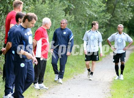 Fussball. Deutsche Bundesliga. Trainingslager in Kaernten VFL Wolfsburg. Felixa Magath mit Trainerstab und Jacek Krzynowek, Marcelinho. Wernberg, am 3.7.2007.
Foto: Kuess
---
pressefotos, pressefotografie, kuess, qs, qspictures, sport, bild, bilder, bilddatenbank