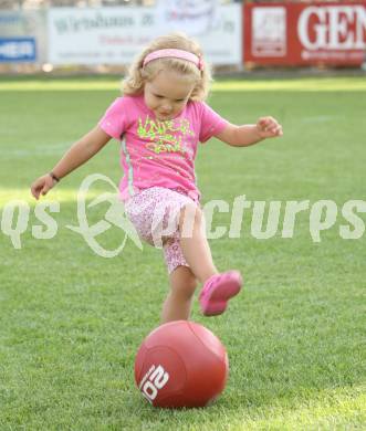 Kinderfussball. Maedchenfussball. Kids Cup. Klagenfurt, am 29.6.2007.
Foto: Kuess
---
pressefotos, pressefotografie, kuess, qs, qspictures, sport, bild, bilder, bilddatenbank