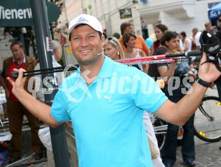 Schi Alpin. Stefan Eberharter auf Promotion Tour für den UNIQA VitalClub. Klagenfurt, 15.6.2007


Foto: Kuess
---
pressefotos, pressefotografie, kuess, qs, qspictures, sport, bild, bilder, bilddatenbank