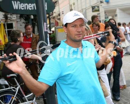 Schi Alpin. Stefan Eberharter auf Promotion Tour für den UNIQA VitalClub. Klagenfurt, 15.6.2007


Foto: Kuess
---
pressefotos, pressefotografie, kuess, qs, qspictures, sport, bild, bilder, bilddatenbank