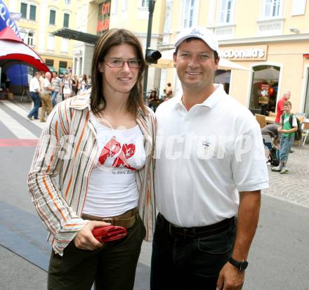 Schi Alpin. Stefan Eberharter auf Promotion Tour für den UNIQA VitalClub. Betina Germann.  Klagenfurt, 15.6.2007


Foto: Kuess
---
pressefotos, pressefotografie, kuess, qs, qspictures, sport, bild, bilder, bilddatenbank