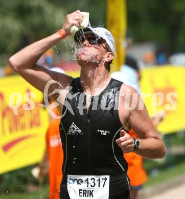 Ironman. Laufen, Schwimmen. Radfahren. Labestation.  Klagenfurt, am 8.7.2007.
Foto: Kuess
---
pressefotos, pressefotografie, kuess, qs, qspictures, sport, bild, bilder, bilddatenbank