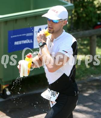 Ironman. Laufen, Schwimmen. Radfahren. Labestation.  Klagenfurt, am 8.7.2007.
Foto: Kuess
---
pressefotos, pressefotografie, kuess, qs, qspictures, sport, bild, bilder, bilddatenbank