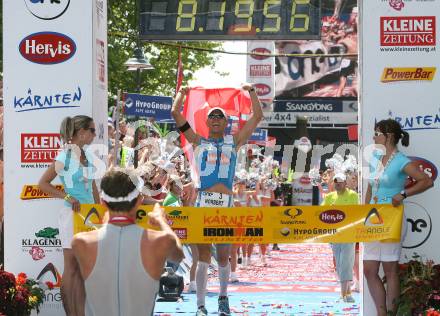 Ironman. Laufen, Schwimmen. Radfahren. Zieleinlauf. Norbert Langbrandtner (Oesterreich). Klagenfurt, am 8.7.2007.
Foto: Kuess
---
pressefotos, pressefotografie, kuess, qs, qspictures, sport, bild, bilder, bilddatenbank