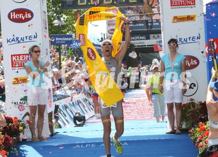 Ironman. Laufen, Schwimmen. Radfahren. Zieleinlauf. Sieger Marino Vanhoenacker (Belgien). Klagenfurt, am 8.7.2007.
Foto: Kuess
---
pressefotos, pressefotografie, kuess, qs, qspictures, sport, bild, bilder, bilddatenbank