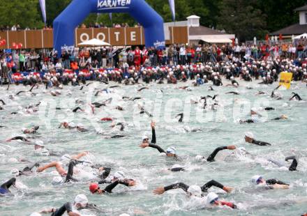 Ironman. Laufen, Schwimmen. Radfahren. Schwimmstart. Schwimmstart. Klagenfurt, am 8.7.2007.
Foto: Kuess
---
pressefotos, pressefotografie, kuess, qs, qspictures, sport, bild, bilder, bilddatenbank