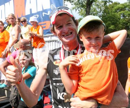 Ironman. Laufen, Schwimmen. Radfahren. Zieleinlauf. Hannes Hempel mit Sohn (Österreich).  Klagenfurt, am 8.7.2007.
Foto: Kuess
---
pressefotos, pressefotografie, kuess, qs, qspictures, sport, bild, bilder, bilddatenbank