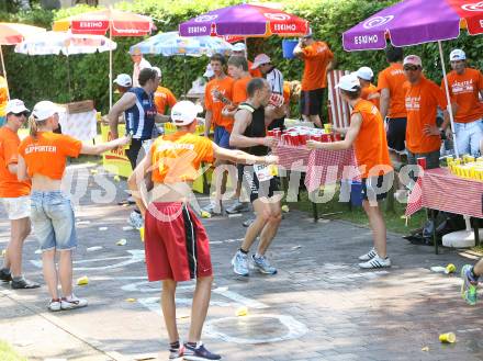 Ironman. Laufen, Schwimmen. Radfahren. Labestation.  Klagenfurt, am 8.7.2007.
Foto: Kuess
---
pressefotos, pressefotografie, kuess, qs, qspictures, sport, bild, bilder, bilddatenbank