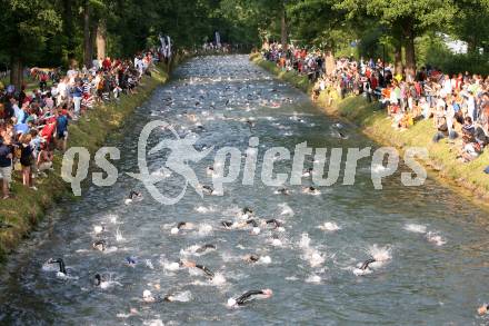 Ironman. Laufen, Schwimmen. Radfahren. Schwimmstart. Die Masse im Lendkanal. Klagenfurt, am 8.7.2007.
Foto: Kuess
---
pressefotos, pressefotografie, kuess, qs, qspictures, sport, bild, bilder, bilddatenbank