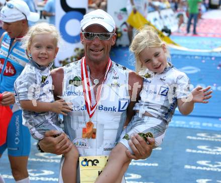 Ironman. Laufen, Schwimmen. Radfahren. Zieleinlauf. Kai Hundertmarck (Deutschland) mit Kindern.  Klagenfurt, am 8.7.2007.
Foto: Kuess
---
pressefotos, pressefotografie, kuess, qs, qspictures, sport, bild, bilder, bilddatenbank