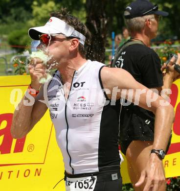 Ironman. Laufen, Schwimmen. Radfahren. Labestation. Klagenfurt, am 8.7.2007.
Foto: Kuess
---
pressefotos, pressefotografie, kuess, qs, qspictures, sport, bild, bilder, bilddatenbank