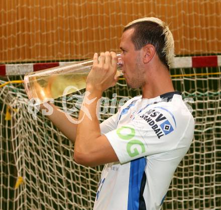 Handball. Kaernten Cup.  Pascal Hens feiert mit Sekt den Turniersieg. Klagenfurt, am 21.7.2007.
Foto: Kuess
---
pressefotos, pressefotografie, kuess, qs, qspictures, sport, bild, bilder, bilddatenbank