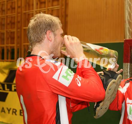 Handball. Kaernten Cup.  Hamburger SV gegen Aon 5ers. Johannes Bitter trinkt aus dem Siegerpokal (HSV). Klagenfurt, am 21.7.2007.
Foto: Kuess
---
pressefotos, pressefotografie, kuess, qs, qspictures, sport, bild, bilder, bilddatenbank