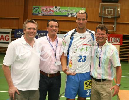 Handball. Kaernten Cup.  Siegerehrung. Hamburger SV Kapitaen Pascal Hens, Stadtrat Christian Scheider.  Klagenfurt, am 21.7.2007.
Foto: Kuess
---
pressefotos, pressefotografie, kuess, qs, qspictures, sport, bild, bilder, bilddatenbank