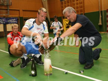 Handball. Kaernten Cup. Johannes Bitter, Pascal Hens feiern mit Sekt den Turniersieg. Klagenfurt, am 21.7.2007.
Foto: Kuess
---
pressefotos, pressefotografie, kuess, qs, qspictures, sport, bild, bilder, bilddatenbank