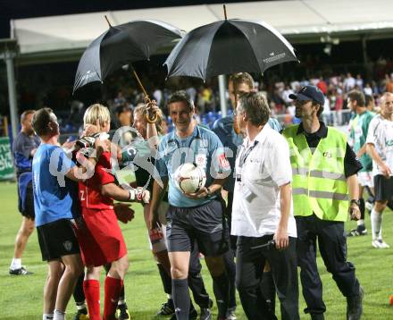 Fussball Bundesliga. SK Austria Kaernten gegen SV Josko Fenster Ried. Geleitschutz durch die Ordner fuer Schiedsrichter Christian Steindl sowie die Assistenten Gerald Bauernfeind und Martin Baumegger. Klagenfurt, am 22.7.2007.
Foto: Kuess
---
pressefotos, pressefotografie, kuess, qs, qspictures, sport, bild, bilder, bilddatenbank