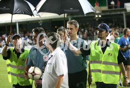 Fussball Bundesliga. SK Austria Kaernten gegen SV Josko Fenster Ried. Geleitschutz durch die Ordner fuer Schiedsrichter Christian Steindl sowie die Assistenten Gerald Bauernfeind und Martin Baumegger. Klagenfurt, am 22.7.2007.
Foto: Kuess
---
pressefotos, pressefotografie, kuess, qs, qspictures, sport, bild, bilder, bilddatenbank