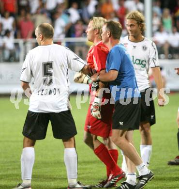 Fussball Bundesliga. SK Austria Kaernten gegen SV Josko Fenster Ried. Adam Ledwon und Tormanntrainer Thun-Hohenstein mussten Andreas Schranz zurueckhalten. Klagenfurt, am 22.7.2007.
Foto: Kuess
---
pressefotos, pressefotografie, kuess, qs, qspictures, sport, bild, bilder, bilddatenbank