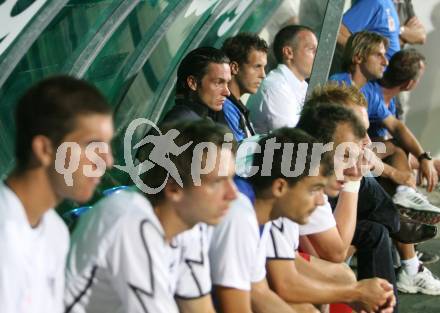 Fussball Bundesliga. SK Austria Kaernten gegen SV Josko Fenster Ried. Spielerbank mit Prokurist Franz Koloini (Kaernten). Klagenfurt, am 22.7.2007.
Foto: Kuess
---
pressefotos, pressefotografie, kuess, qs, qspictures, sport, bild, bilder, bilddatenbank