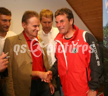 Fussball Bundesliga. Testspiel Hannover 96 gegen 1. FC Koeln. Pressekonferenz. Veldens Buergermeister Ferdinand Vouk,  Trainer Dieter Hecking (Hannover). Velden, am 24.7.2007.
Foto: Kuess
---
pressefotos, pressefotografie, kuess, qs, qspictures, sport, bild, bilder, bilddatenbank