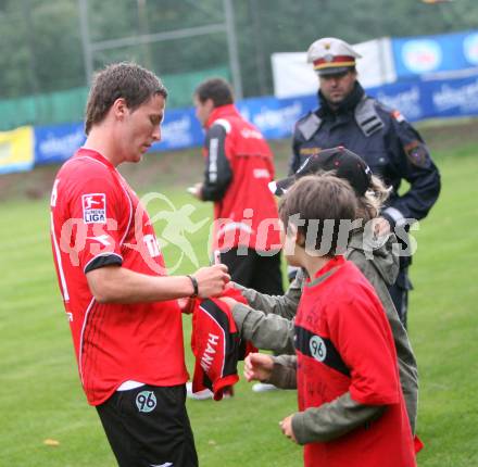 Fussball Bundesliga. Testspiel Hannover 96 gegen 1. FC Koeln. Benjamin Lauth gibt Autogramme (Hannover). Velden, am 24.7.2007.
Foto: Kuess
---
pressefotos, pressefotografie, kuess, qs, qspictures, sport, bild, bilder, bilddatenbank