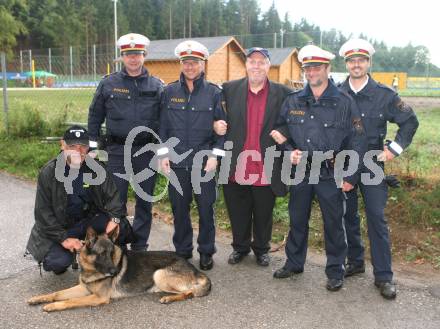 Euro 2008. Fussball Bundesliga. Testspiel Hannover 96 gegen 1. FC Koeln. Rainer Calmund unter Polizeischutz. Velden, am 24.7.2007.
Foto: Kuess
---
pressefotos, pressefotografie, kuess, qs, qspictures, sport, bild, bilder, bilddatenbank