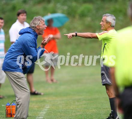 Fussball. OEFB Cup. Spittal gegen WAS/St. Andrae. Schiedsrichter Karl Stark verweist Trainer Peter Hrstic (WAC) von der Trainerbank. Seeboden, am 27.7.2007.
Foto: Kuess
---
pressefotos, pressefotografie, kuess, qs, qspictures, sport, bild, bilder, bilddatenbank